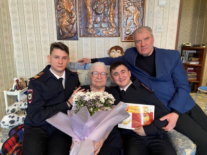 В честь памятной даты сотрудники полиции Озерска побывали в гостях у блокадницы Ленинграда